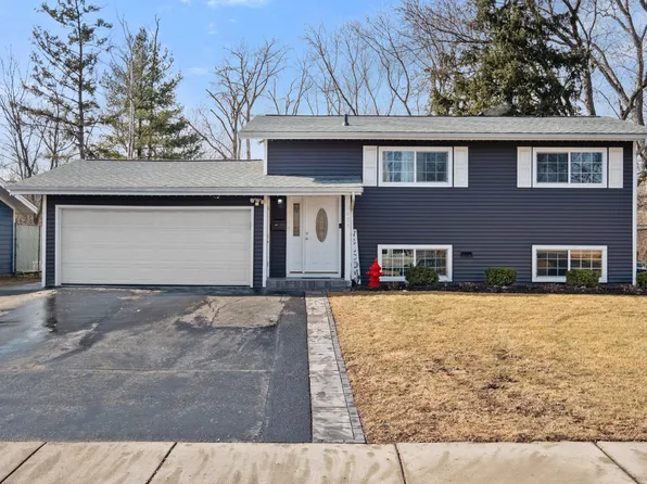 425 Willow Rd, Wauconda, IL 60084