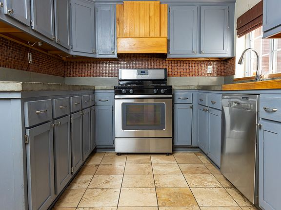 3rd image of 823 Elati St