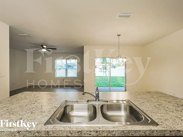 237 SE 3rd St — Photo 4