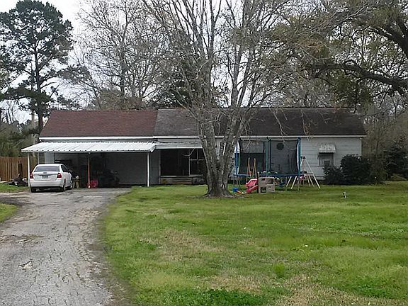 Nice long driveway to your new home (picture features old roof, new roof replaced 04/2014)