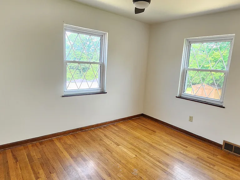 517 Clyde St — Photo 4