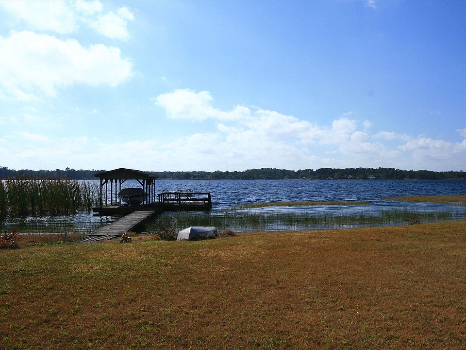 Boat dock with electric hoist for skiing and fishing on 442 acre Lake Ola