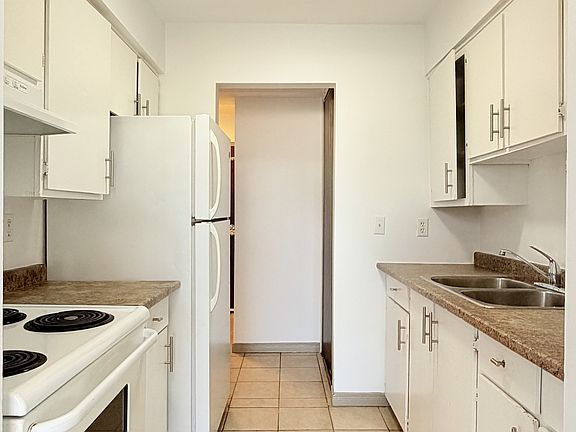 4th image of 525 Wyandotte St W #302