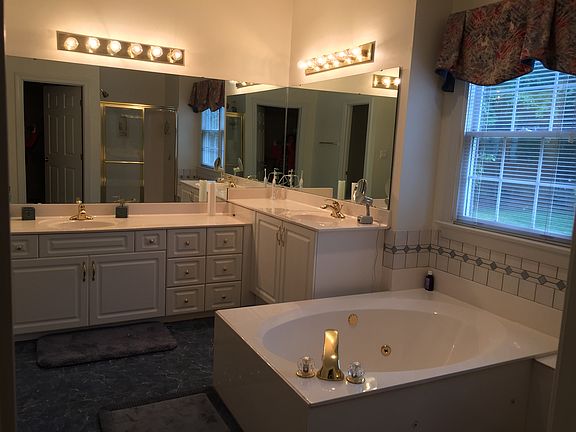 Master bathroom with Jacuzzi