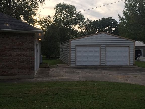 2nd image of 712 S Poplar Ave