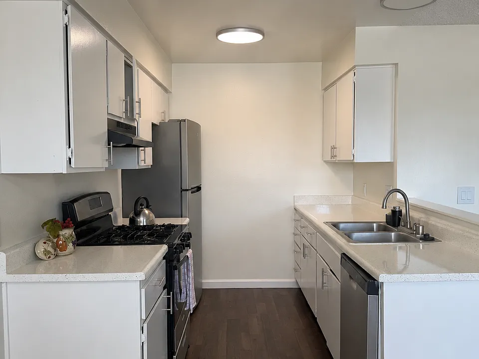 Spacious alley kitchen