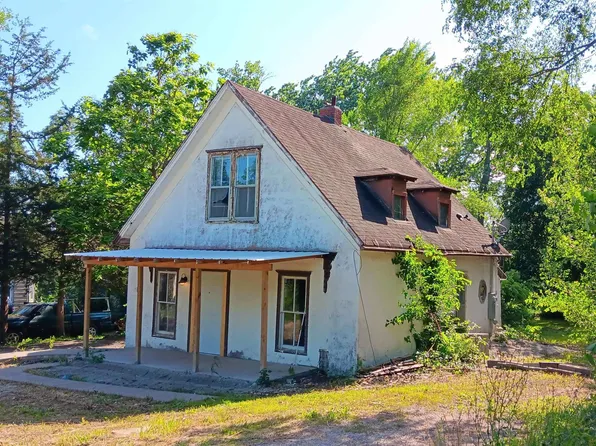 105 N 3rd St, Mystic, IA 52574