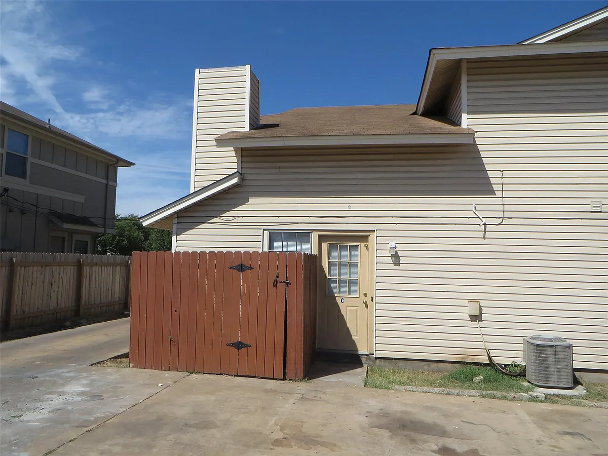 Building Photo - 2217 Katy Ln #C