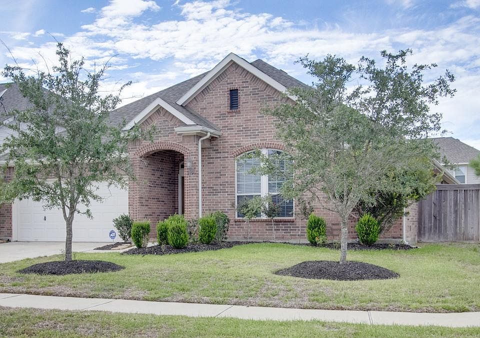 Beautiful home on a corner lot in the infamous Cinco Ranch subdivision.