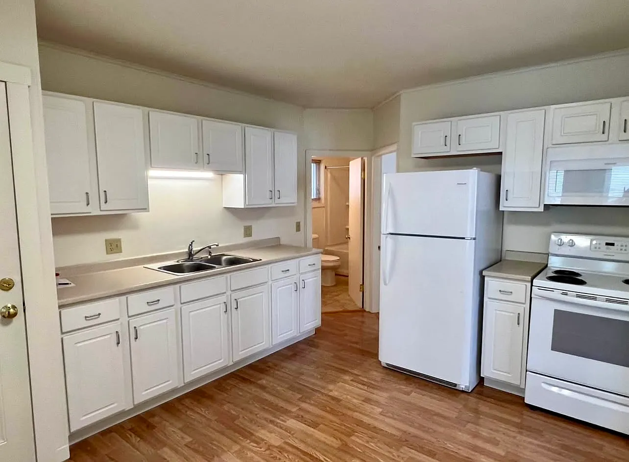 28 Railroad Ave — Photo 2
