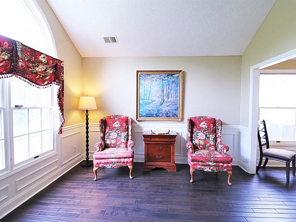 3rd image of 481 Amberley Dr