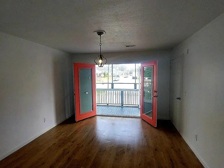 1004 Clay St — Photo 16