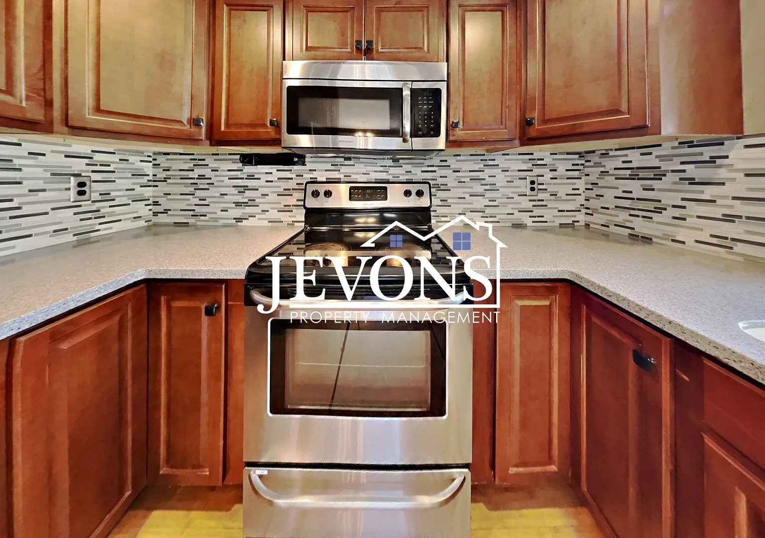 Coming Soon a 4-bedrooms 2-bathrooms house in Seattle — Photo 3