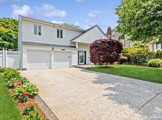 2937 Clubhouse Rd, Merrick, NY 11566