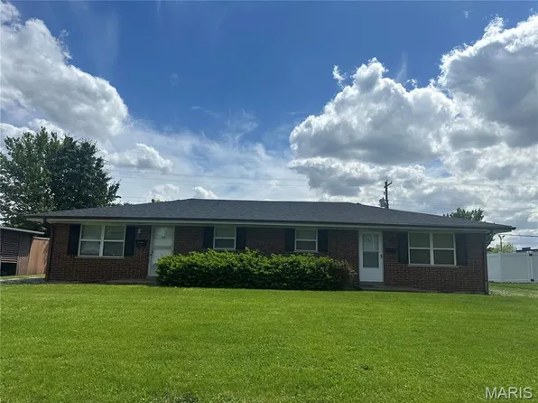 30 Queensway Dr, Belleville, IL 62226