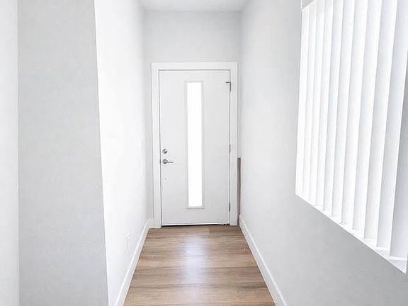 2nd image of 620 1/2 W 49th St #620-1/2
