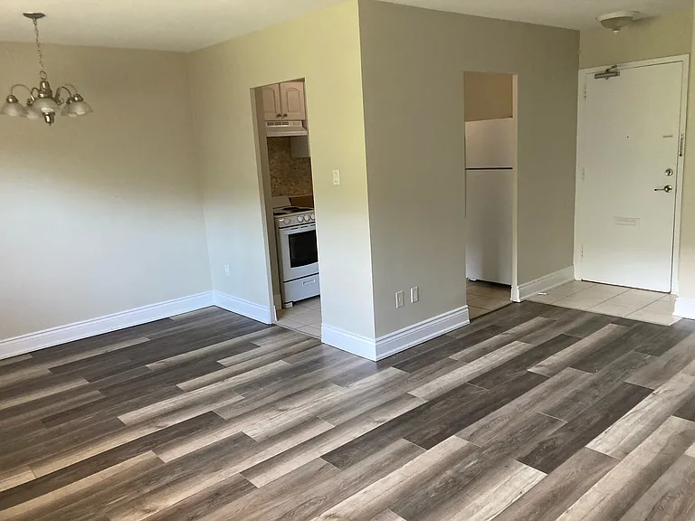 45 Paisley Blvd W — Photo 22