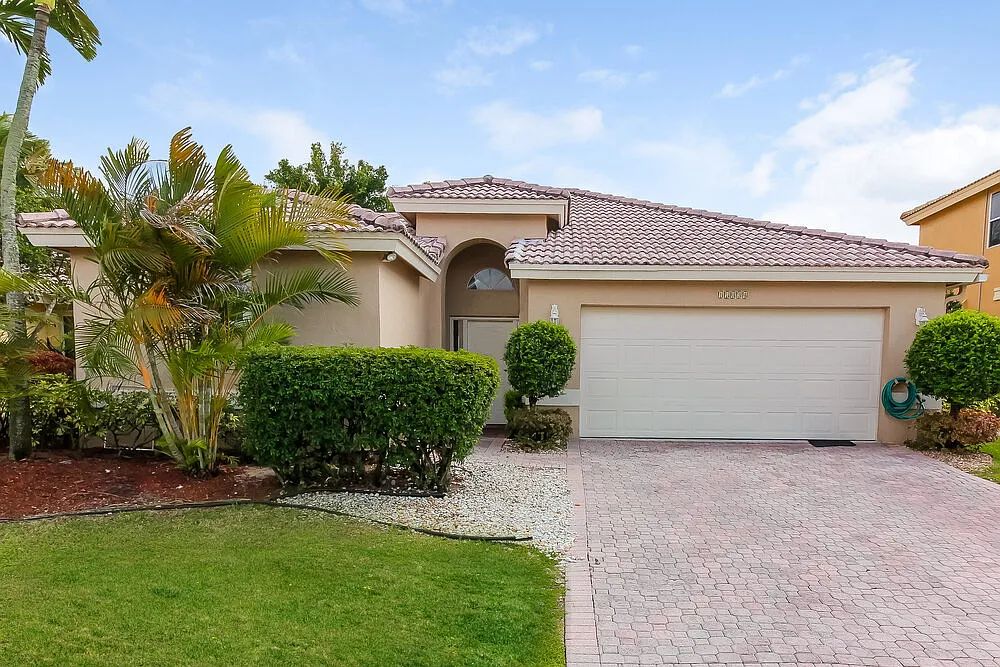 4 bed, 3.0 bath, 2019 sqft, $4,150 — Photo 1