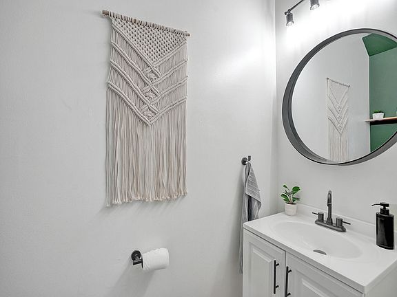 5th image of 7048 Woodmont Avenue #7048