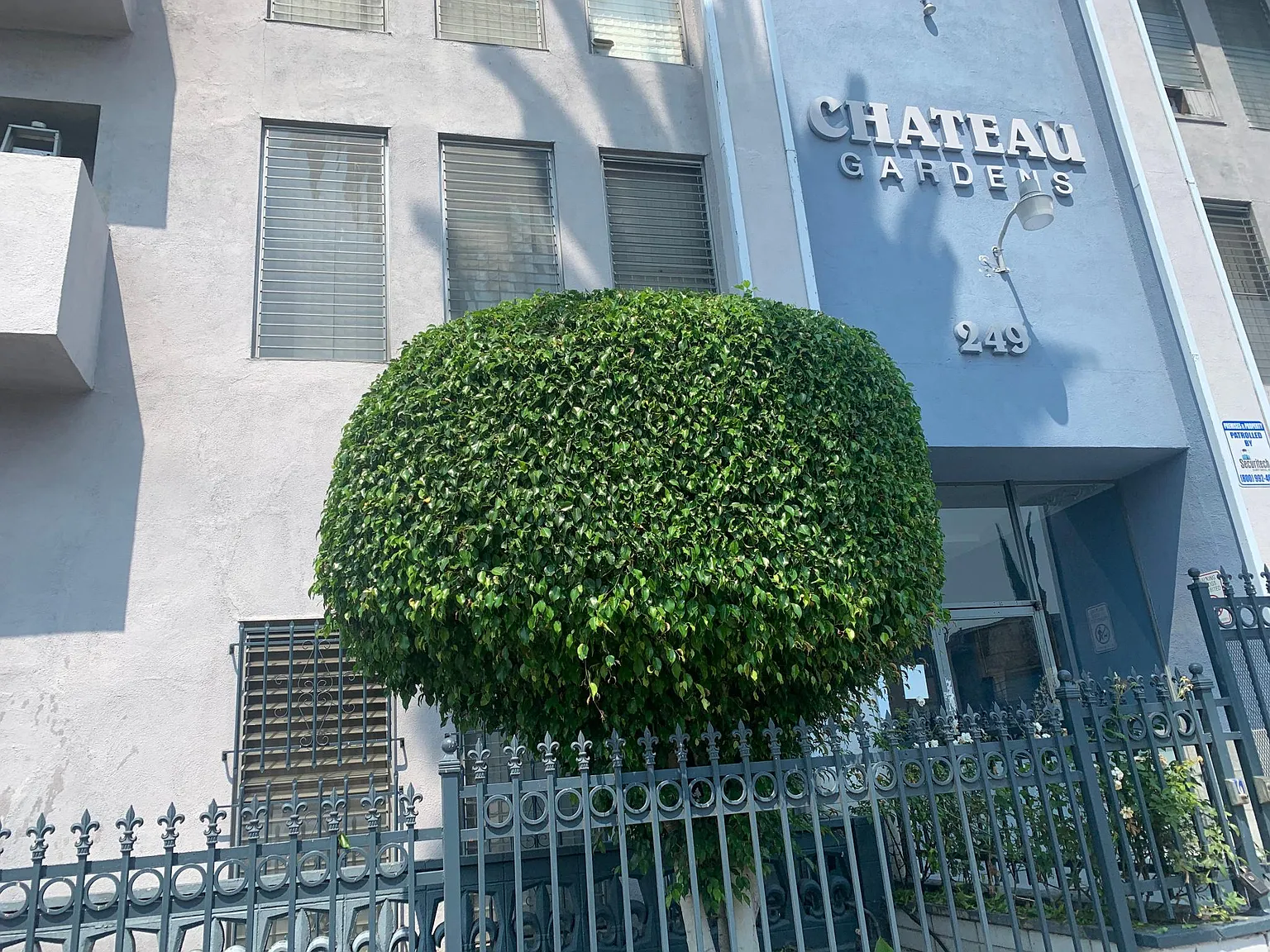 Chateau Gardens — Photo 2