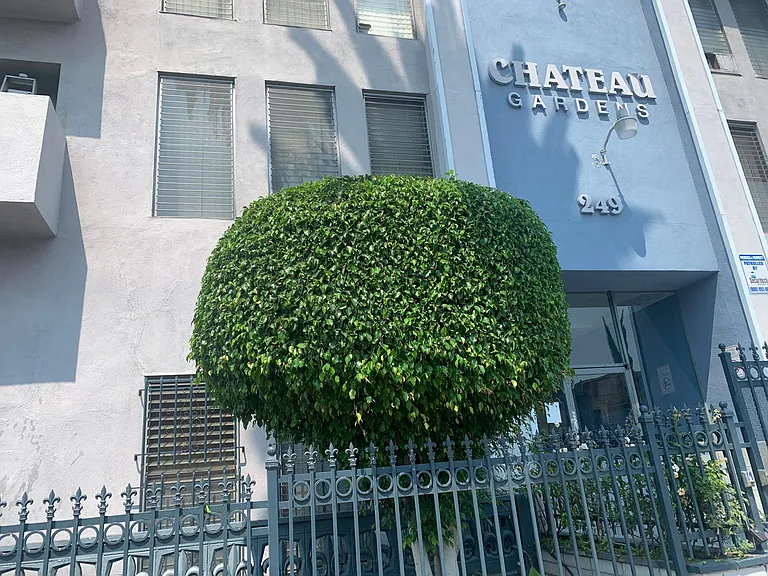 Chateau Gardens — Photo 2