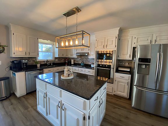 SS appliances, updated light fixtures