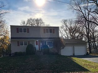 7 Oldfield Dr, New City, NY 10956