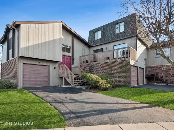 73 Lake Point Dr, Roselle, IL 60172
