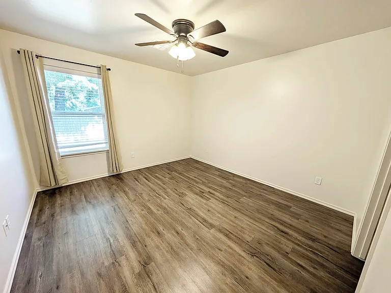 425 Chalk Hill Ct — Photo 10