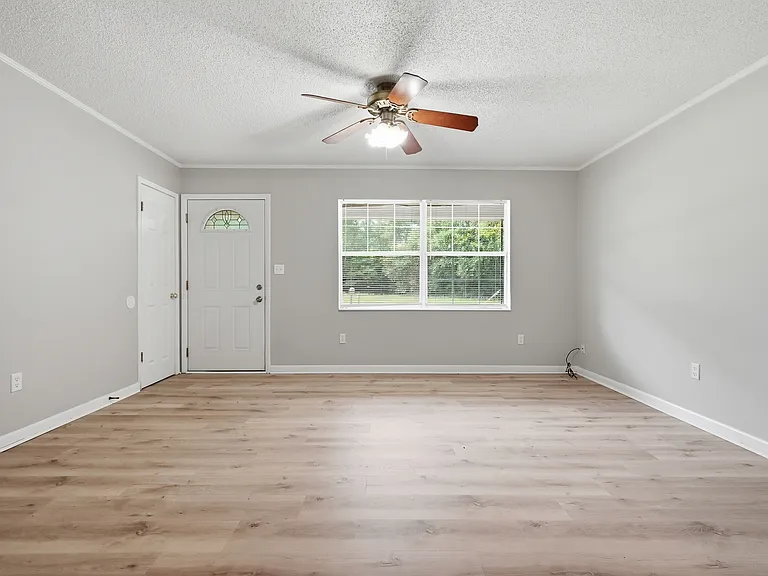 90 Andrews Ave — Photo 10