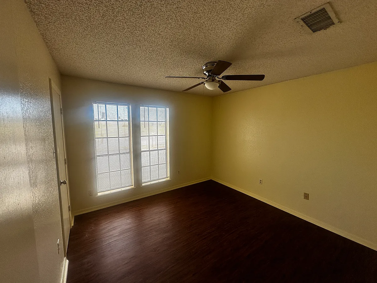 Building Photo - 657 Ruidosa Ave #106