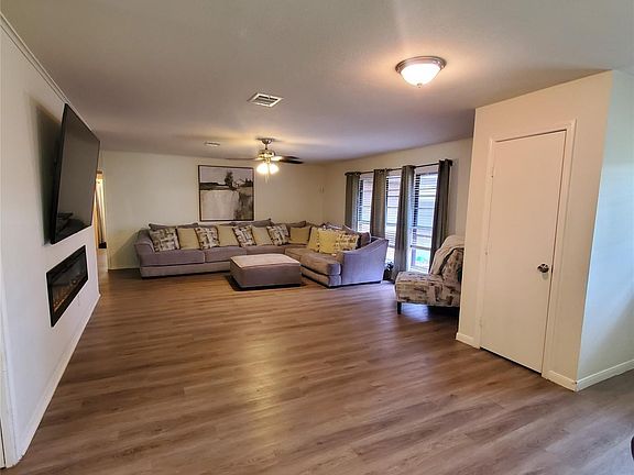 5th image of 305 Hereford Rd