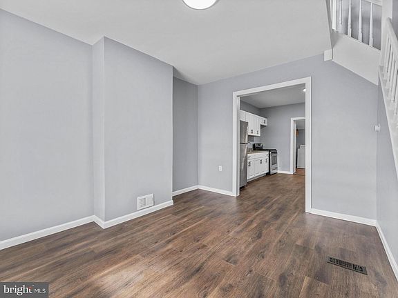 5th image of 723 W Schiller St