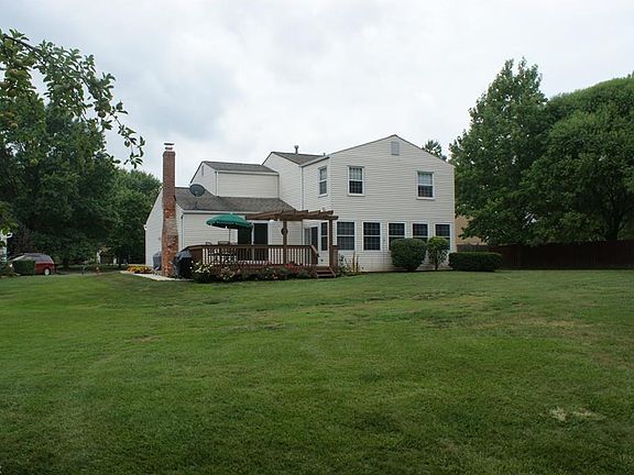 3rd image of 225 Glenwell Cir