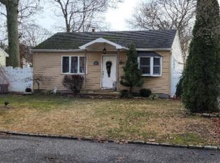 14 Doradell Dr, Holbrook, NY 11741