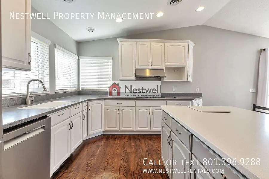 Fantastic 4-bed home in Prime Taylorsville Location — Photo 4