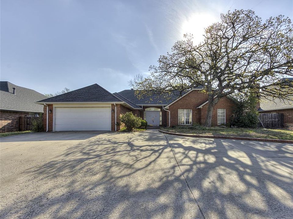 1st image of 307 Club House Dr