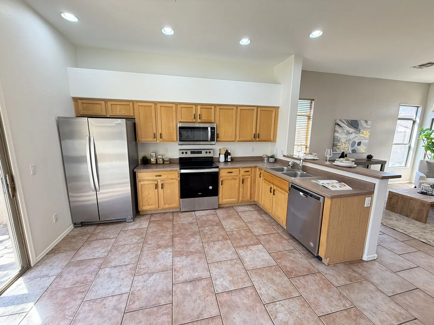 3-bedroom plus den 2-bathroom, 3 car garage! Spacious Backyard! — Photo 4