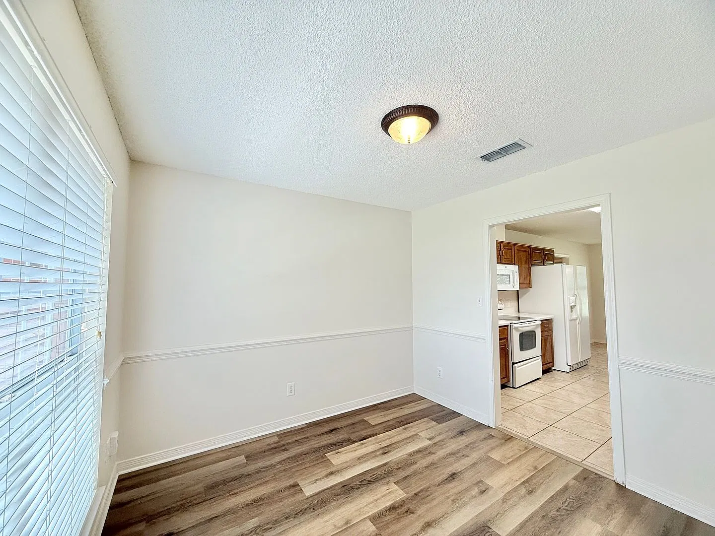Spacious 4-Bedroom Home - Woodbine Springs — Photo 4