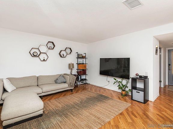 4th image of 225 Crestview Gln