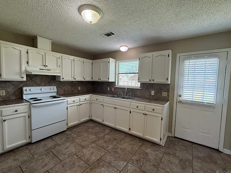 3756 Karen Dr — Photo 3