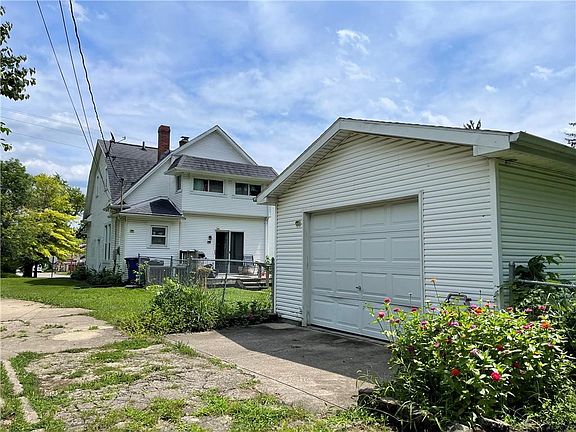 3rd image of 231 N Clairmont Ave