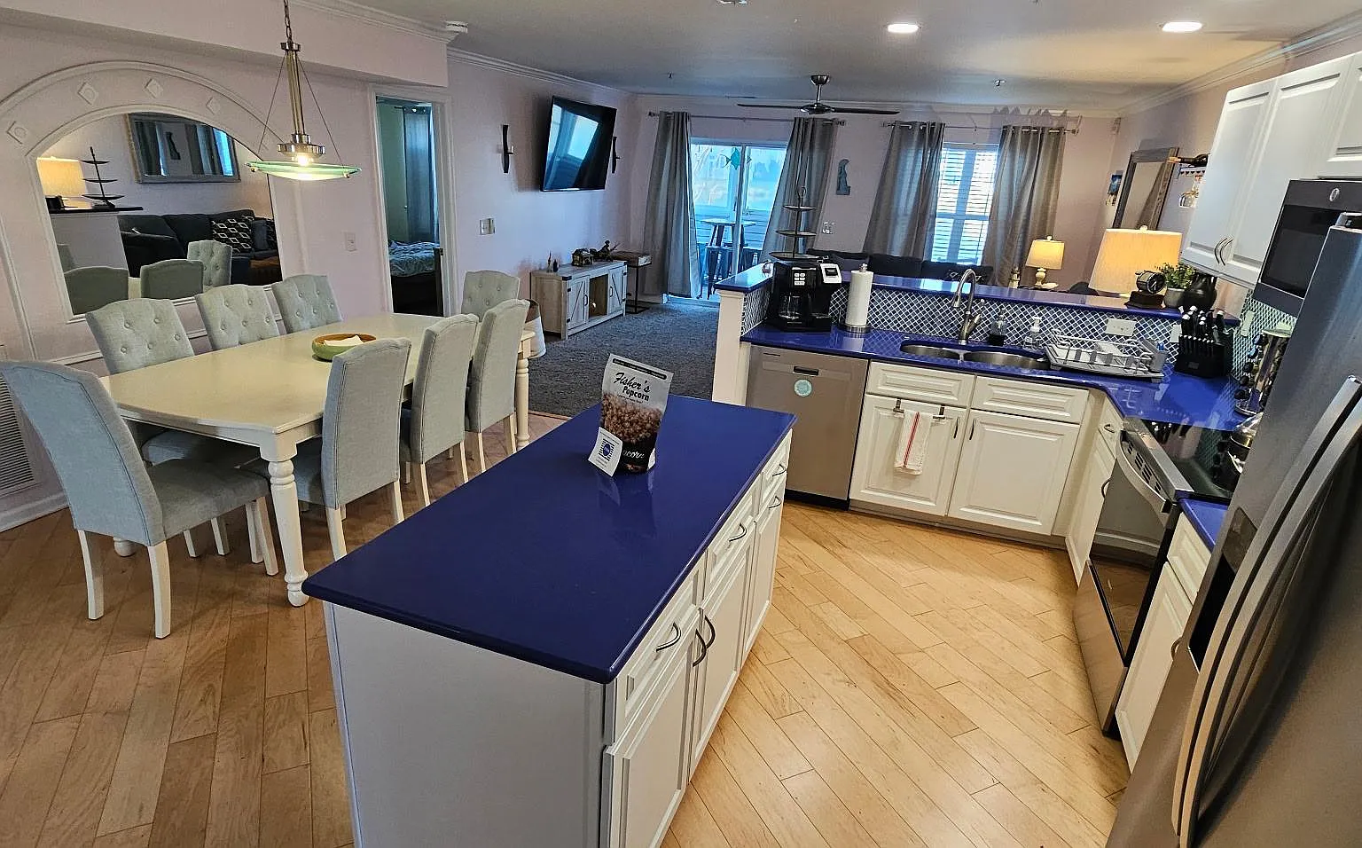 3 bed, 1395 sqft, $2,200 — Photo 2
