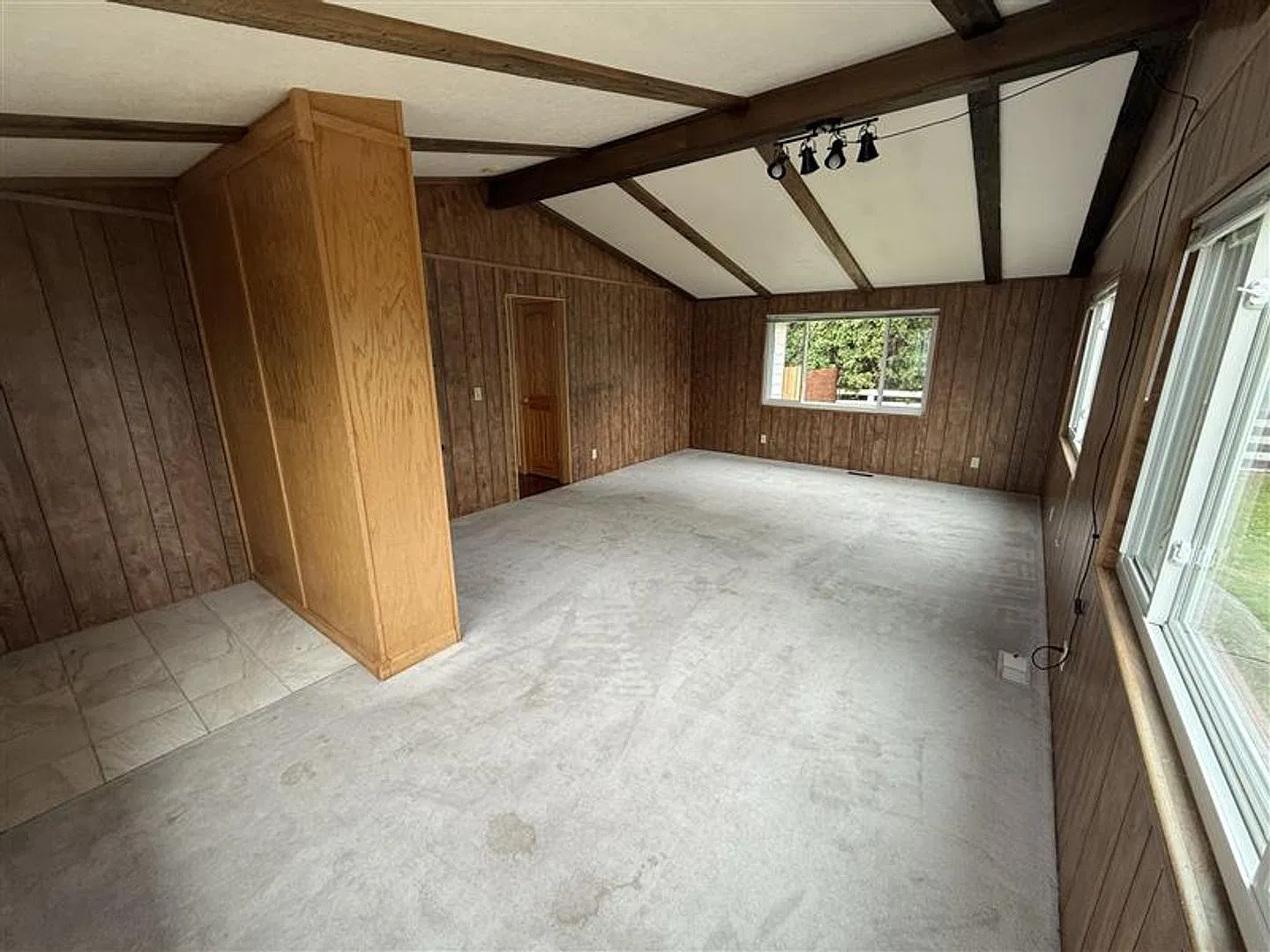 Large 2 Bedroom, 2 Bathroom House — Photo 4