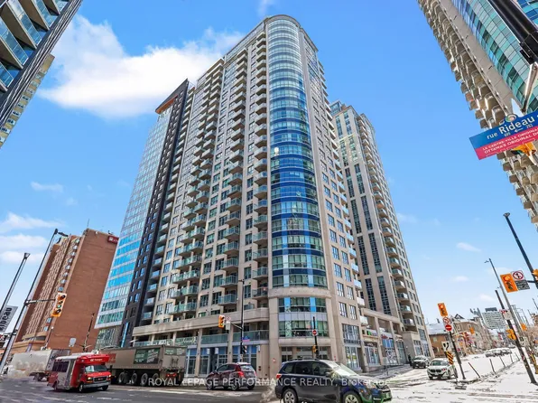 242 Rideau St #204, Ottawa, ON K1N 0B7