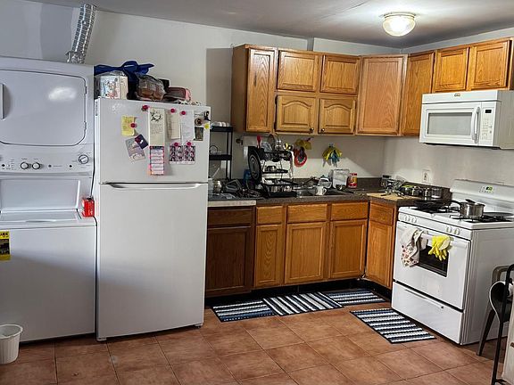 4th image of 100 Poplar St
