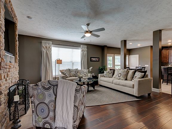 5th image of 990 Willow Cir