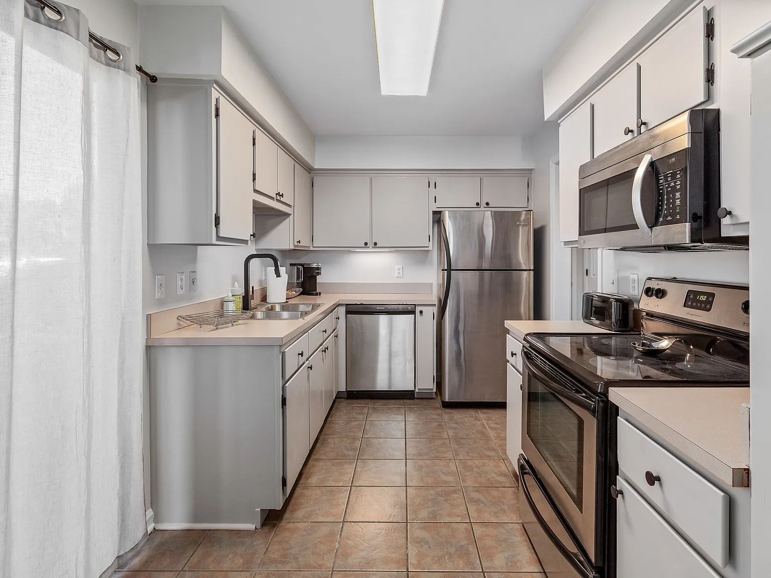 2 bed, 1200 sqft, $3,200 — Photo 2