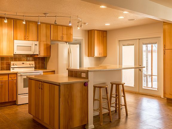 4th image of 1013 Girard Blvd NE