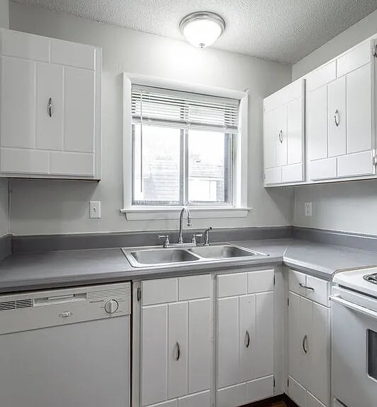 2414 Lyndon Ave — Photo 10